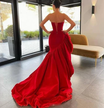 Edinstven Rdeče Asimetrični Dolge Večerne Obleke Ruffles Split Maturantski Halje Off Ramo 2021 Trend Stranke Obleke