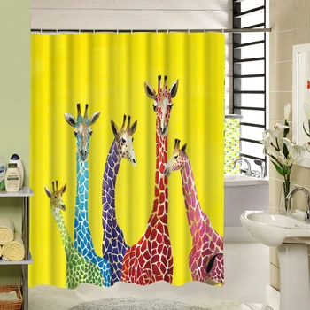 Pet Žirafa z Drugačno Barvo Kože, So Klepetali V Velikem Rumenem Ozadju Živali Risanka Design Tuš Zavesa za Otroke