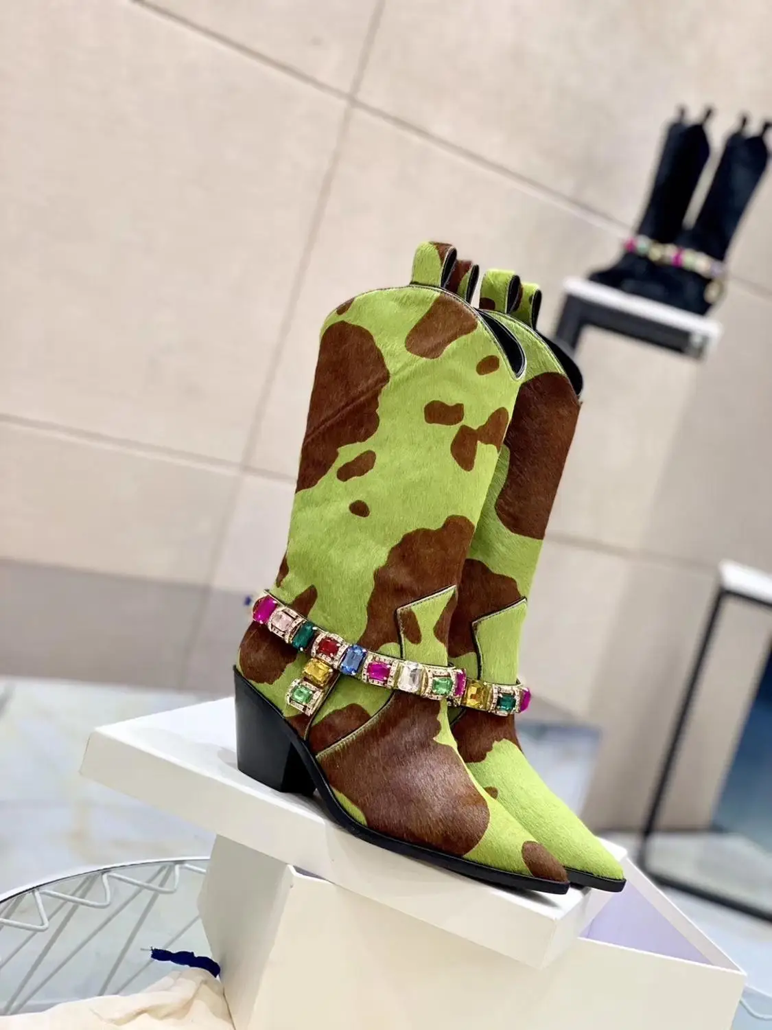 2020 ženske Pozimi Škornji krava kože natisniti moda kristalno dekoracijo visokih Petah Konicami Prstov Kratek Čevlji vzletno-pristajalne Steze ženske Čevlje