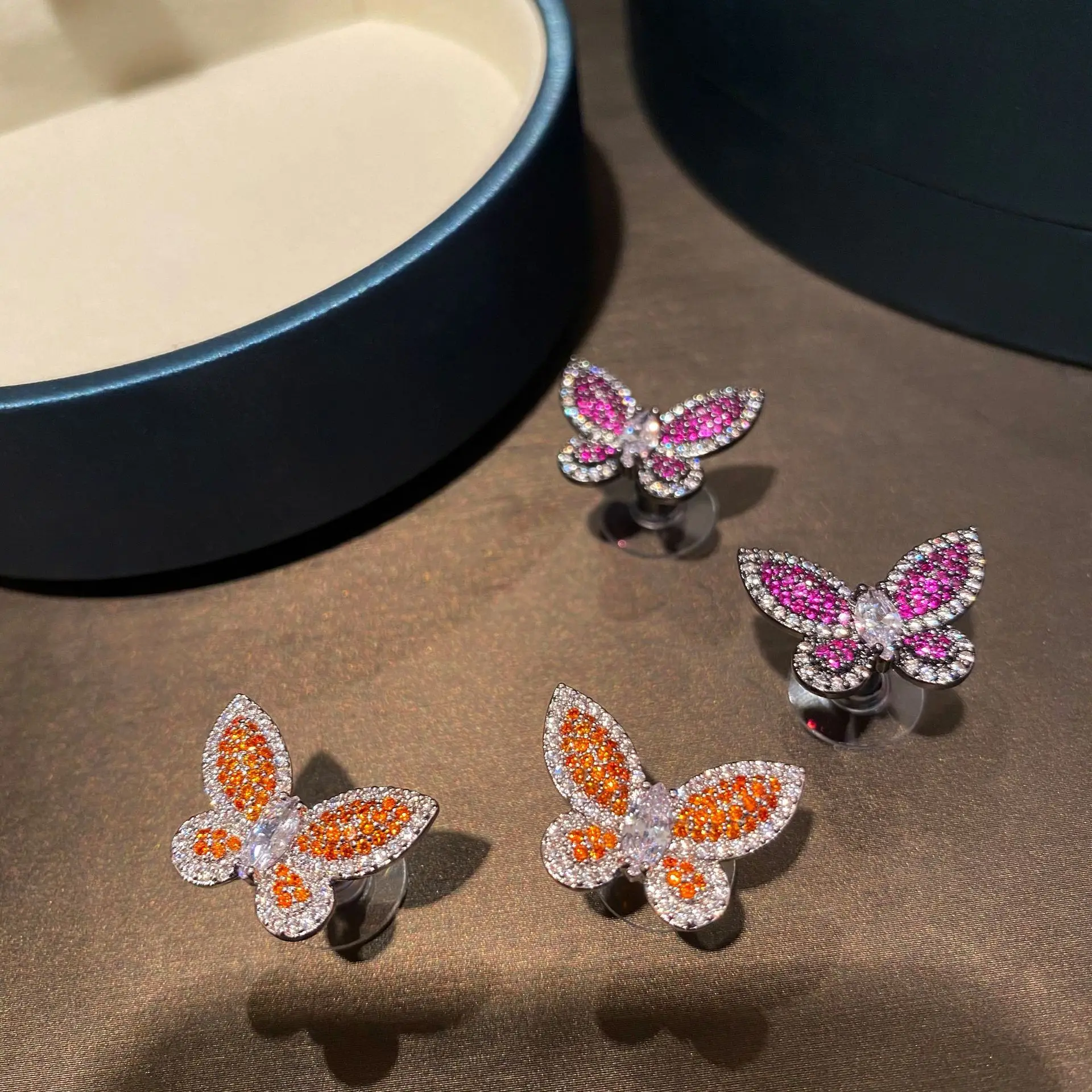 Bilincolor moda letnik vijolično kubičnih cirkon metulj male stud uhan za ženske