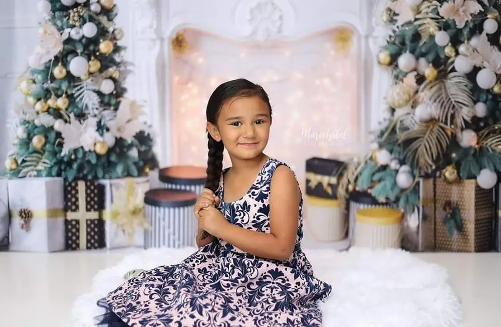 Božično drevo fotografija ozadje novorojenčka portret otroci fotografijo ustrelil bele kamin, v ozadju za foto studio bleščice svetlobe
