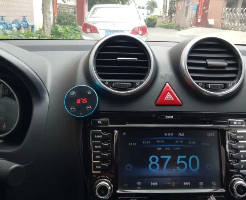 Brezplačna dostava šumov AUX & FM Bluetooth car kit, FM Oddajnik bluetooth prostoročni komplet za smarpthone