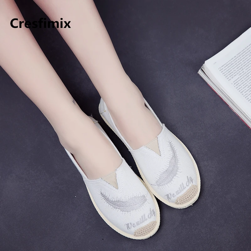 Cresfimix zapatos de mujer ženske priložnostne belo platno zdrsne na ravno čevlji lady udobno risanka lahki čevlji za prosti čas a736