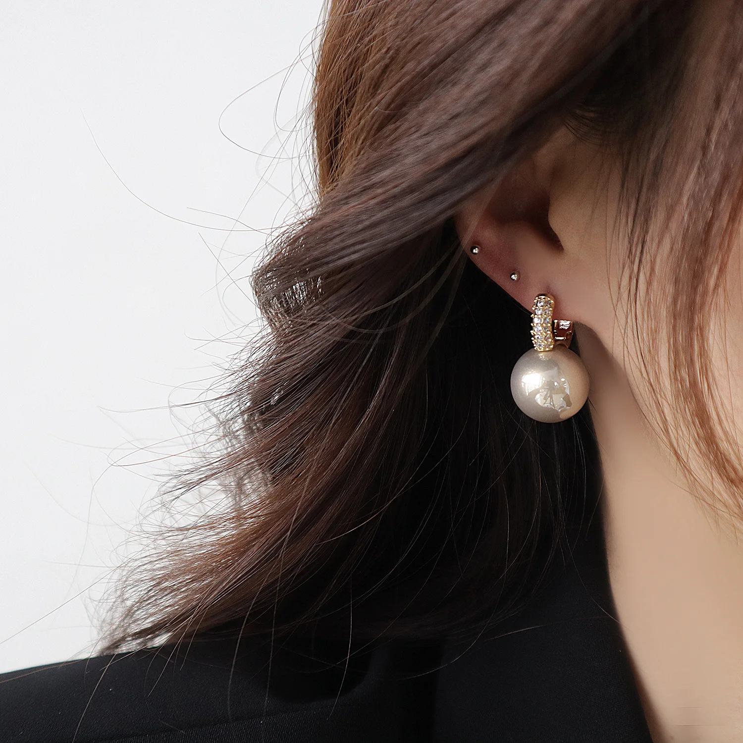 Korejski vroče prodajo modni nakit lepe baker vdelan cirkon majhne hoop elegantni uhani biser obesek za ženske stranka uhani