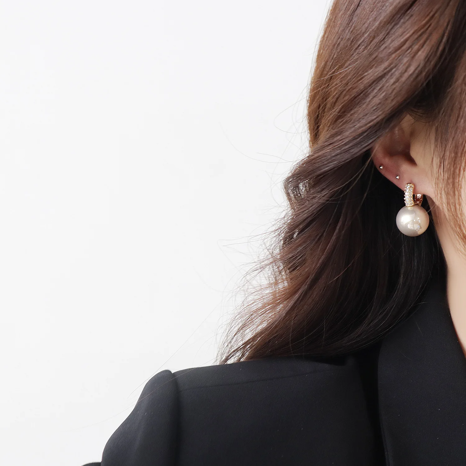 Korejski vroče prodajo modni nakit lepe baker vdelan cirkon majhne hoop elegantni uhani biser obesek za ženske stranka uhani