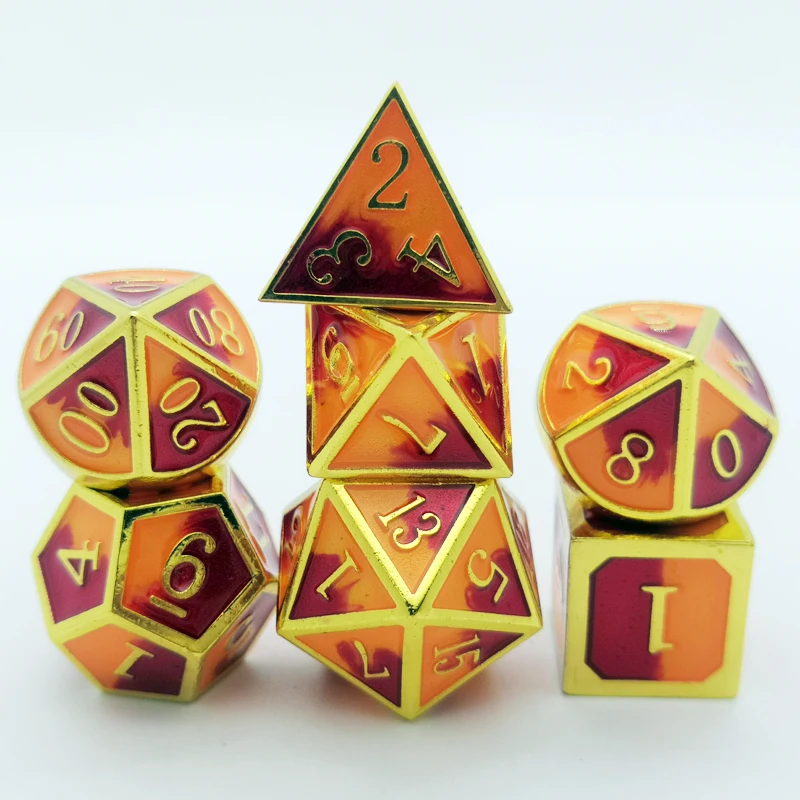 Kovinske kocke določa vijolično-moder polyhedra kocke DND igra vlog MTG družabne igre in pouk matematike