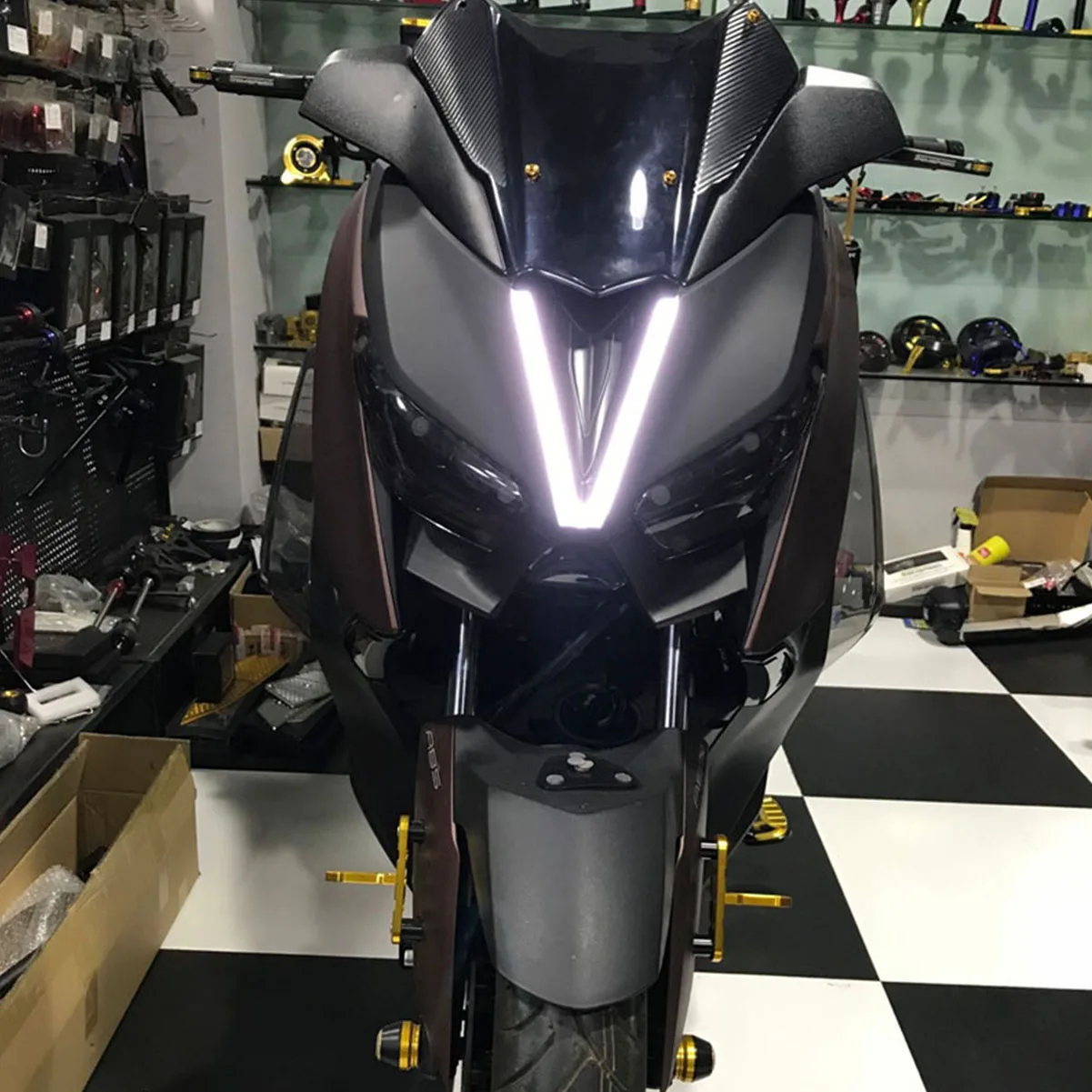 Motocikel Za YAMAHA XMAX300 Svetle Žarometi LED Luči Svetilke Bele, Rdeče in Modre Luči XMAX250 XMAX300 XMAX125 2017-2019 2020