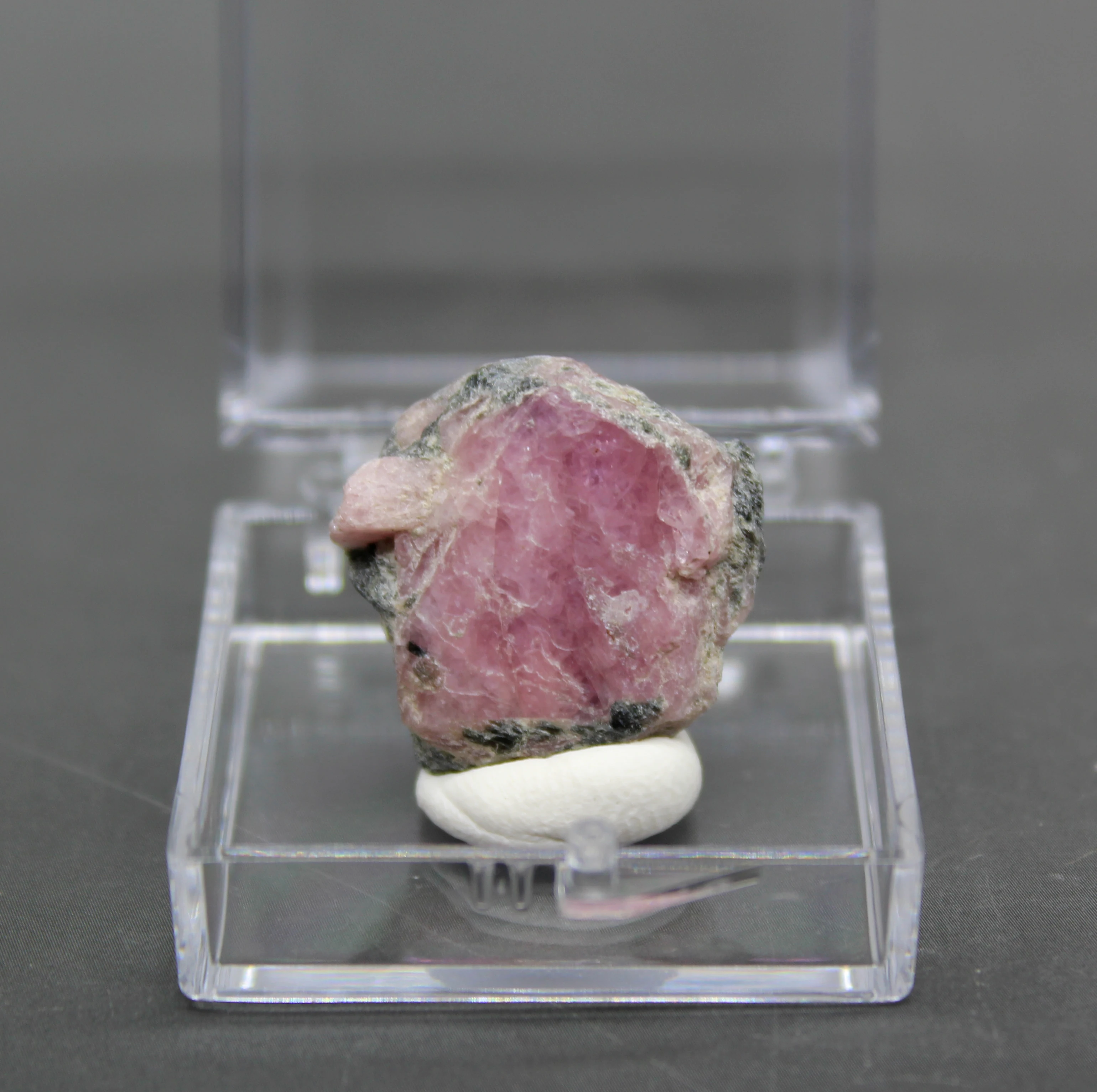 Naravno, škotsko Gelščino ruby rezine grobo mineralnih vzorcu kamni in zdravilnimi kristali kristali kremena dragih kamnov polje, velikost 34 mm