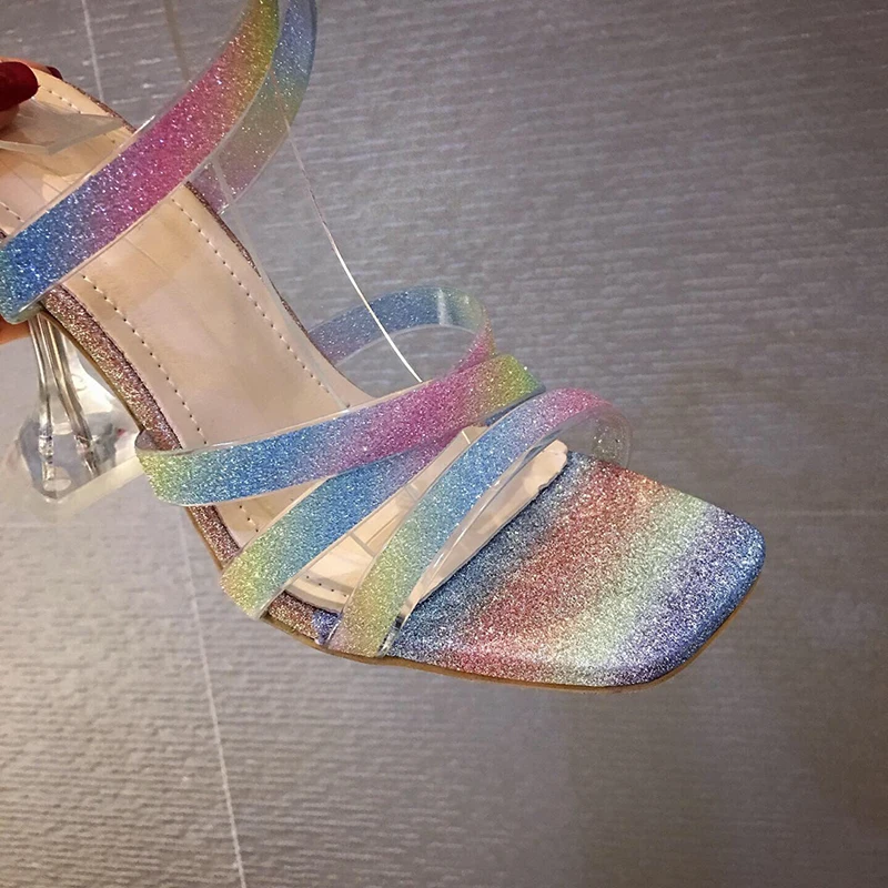 Nova trendovska neon barve PVC žele sandale moda kvadratni toe bling prečni trak kristalno pleksi pete poročni čevlji ženske