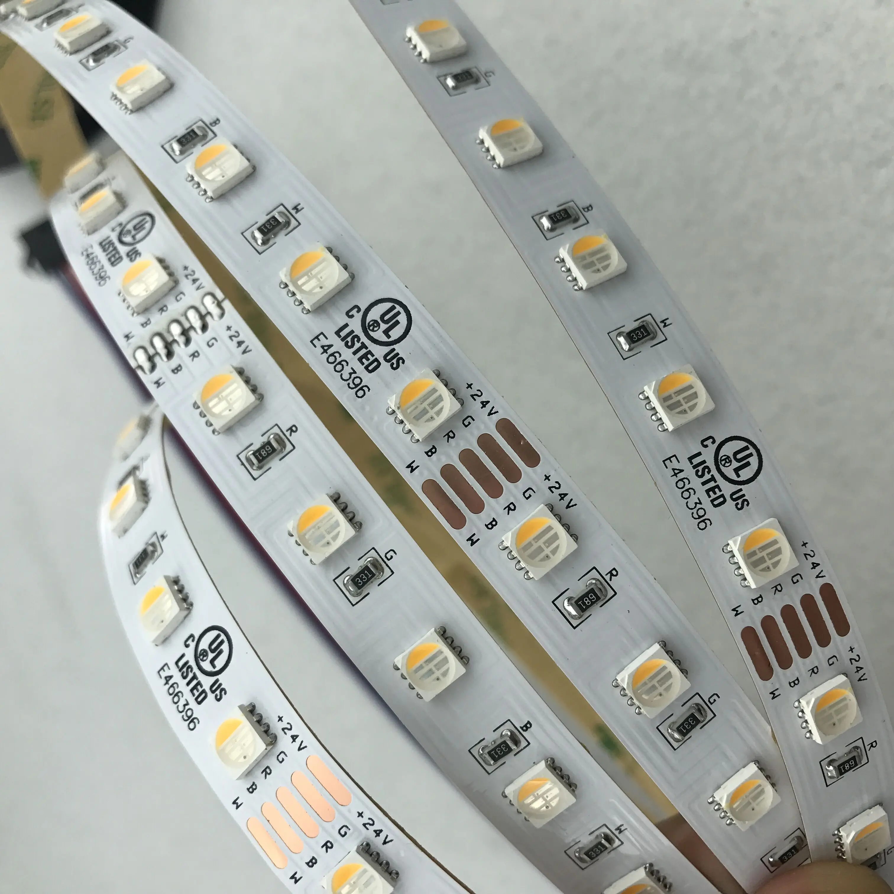 NOVO 5050 SMD 4-v-1 RGBW(topla bela) LED Trakovi;DC24V vnos 5m dolgo;ne-vodotesna;IP33;BELI PCB