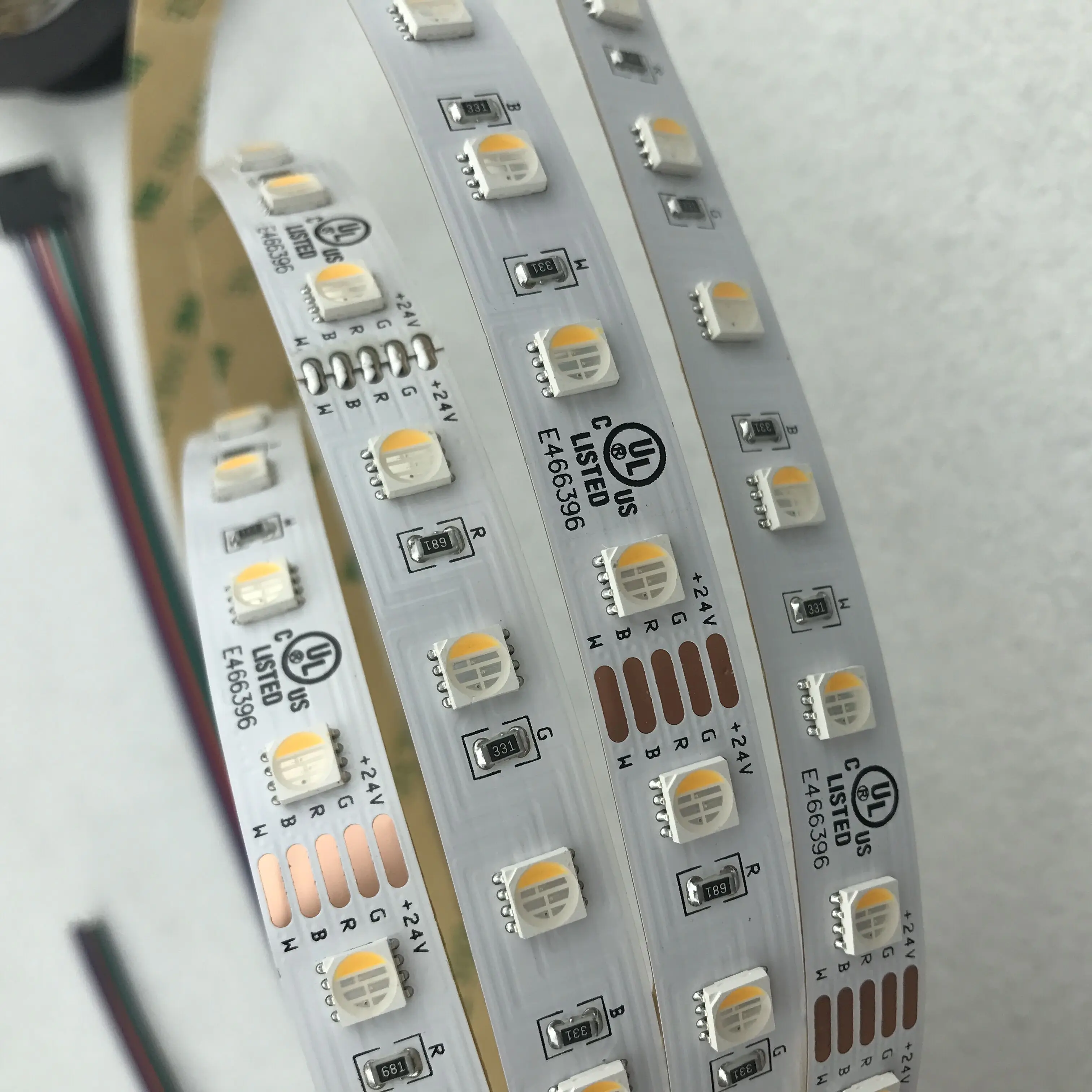 NOVO 5050 SMD 4-v-1 RGBW(topla bela) LED Trakovi;DC24V vnos 5m dolgo;ne-vodotesna;IP33;BELI PCB