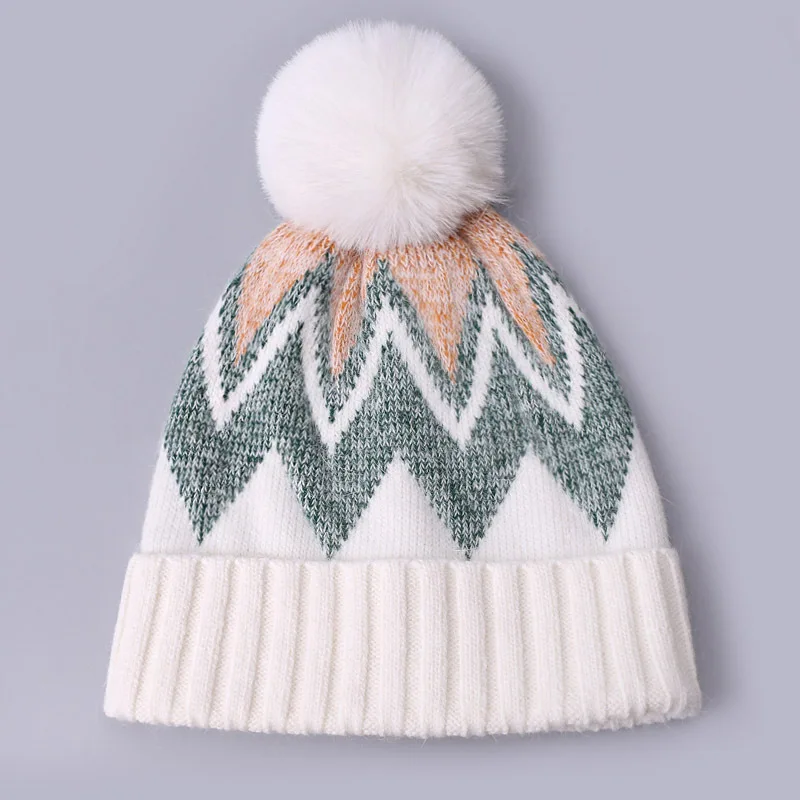 Pletene klobuk ženske kapa Pisane bonnets debel toplo žamet, volna pompon klobuk smučarskih skp Božič gradient