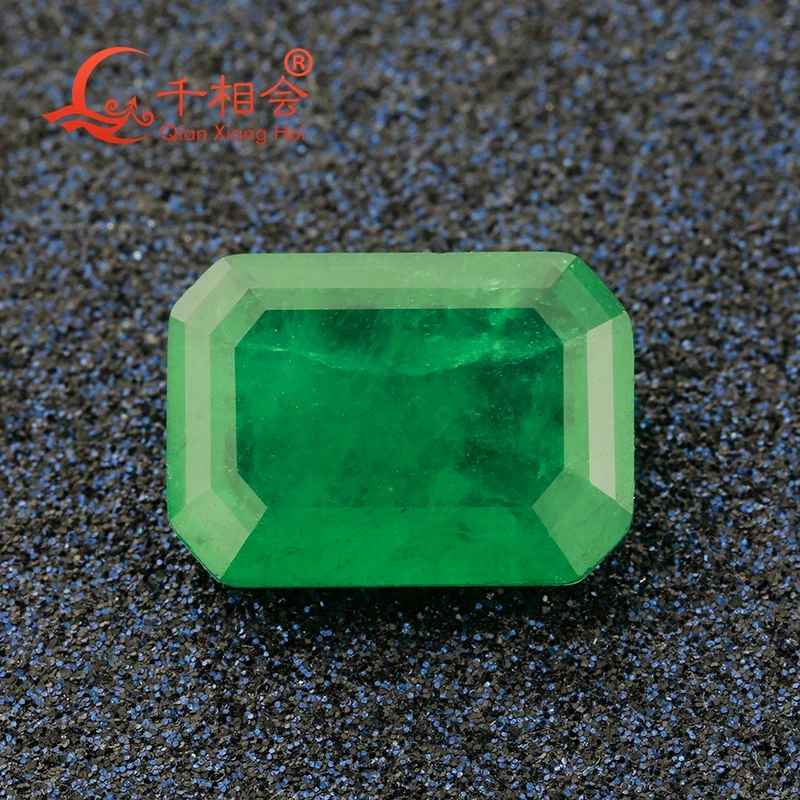 Pravokotnik oblike naravnih in kristalno steklo, umetne smaragdno zeleno in rdečo barvo izgubijo kamen