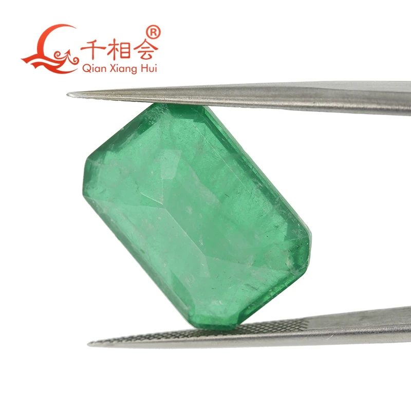 Pravokotnik oblike naravnih in kristalno steklo, umetne smaragdno zeleno in rdečo barvo izgubijo kamen