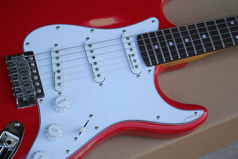 Starinsko rdeča telesa električna kitara z Belo Pickguard, 3 S pickup, rumena vratu, google chrome strojne opreme, po meri, brezplačno dostavo.