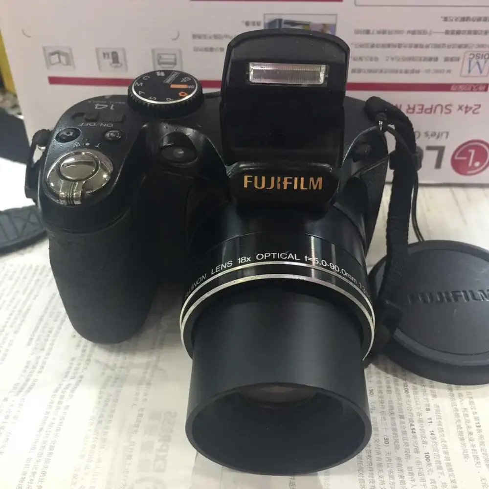 UPORABLJA FUJIFILM FINEPIX S2900HD 14 MP Digitalni Fotoaparat z 18x Široka povečava z Optično Povečavo in 3,0-Palčni zaslon LCD