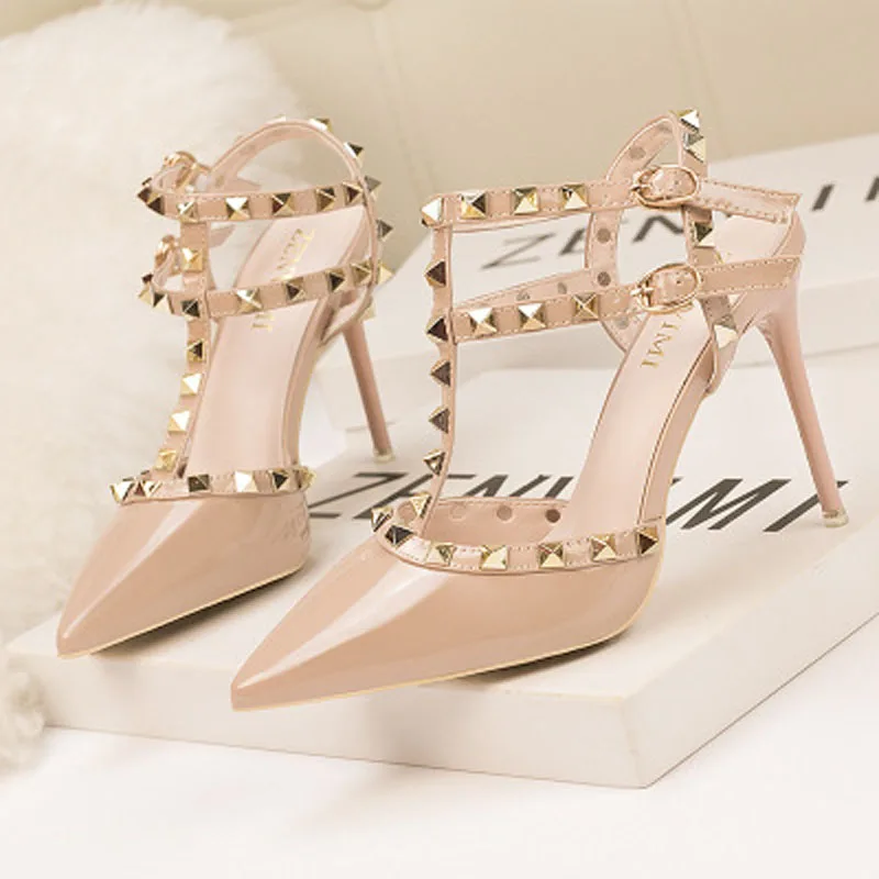 Visoko peto ženske čevlje 2020 nov modni patent-usnje, kovinske zakovice seksi nočni klub Roman sandali