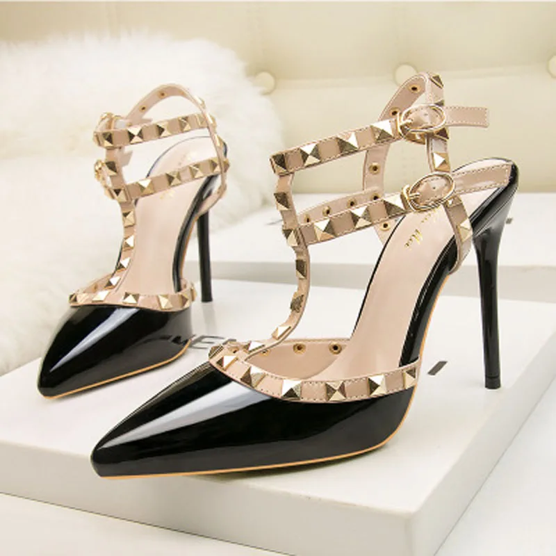 Visoko peto ženske čevlje 2020 nov modni patent-usnje, kovinske zakovice seksi nočni klub Roman sandali